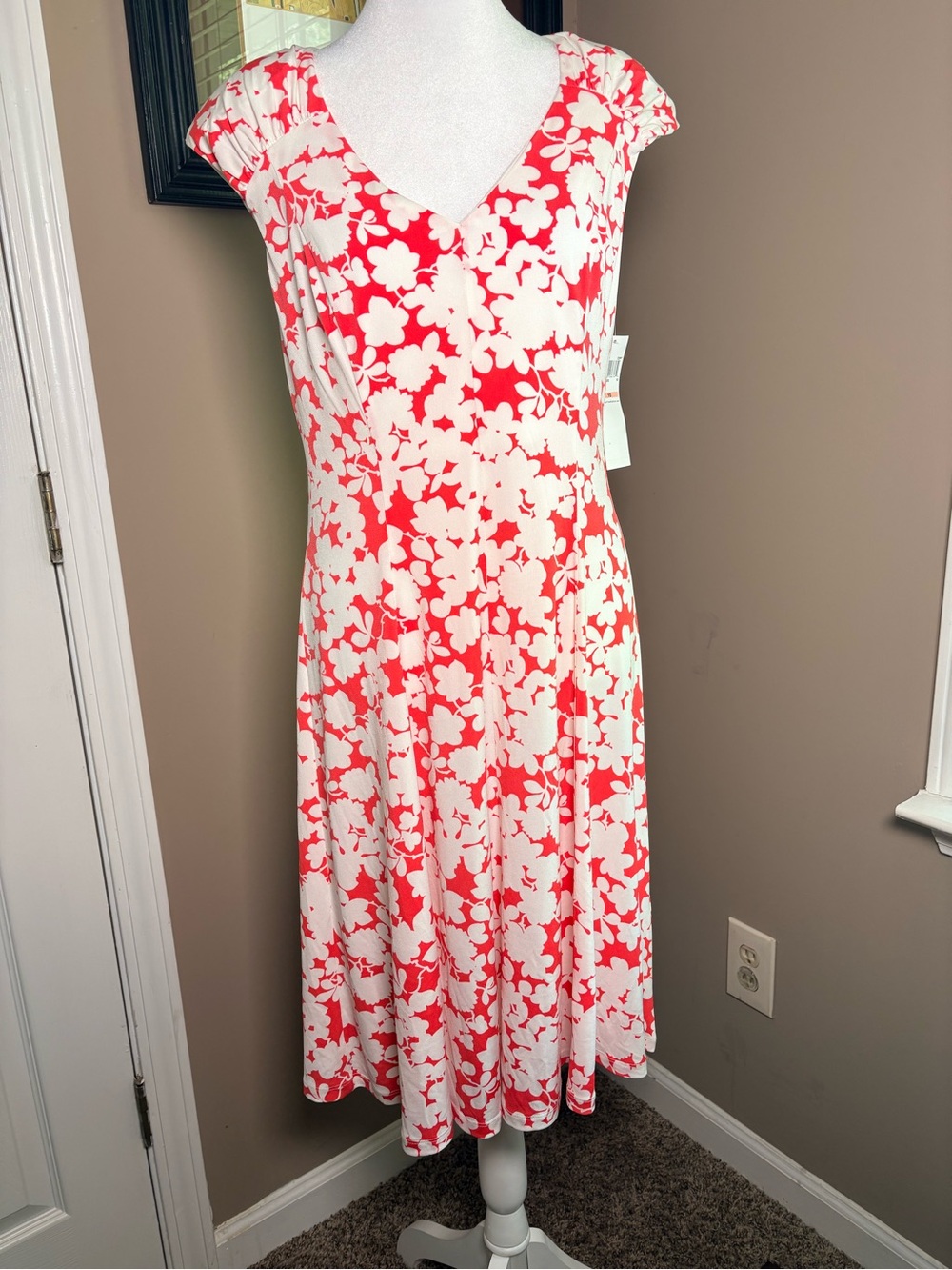 London Times Coral and White Floral V-Neck Midi Dress